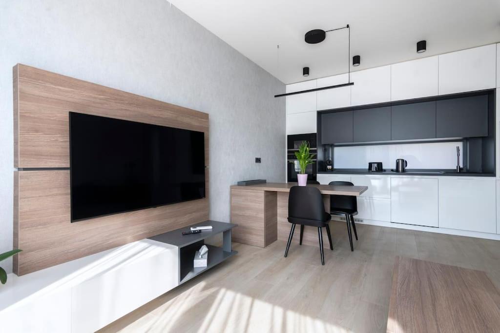 Spacious Floor Flat, Air Conditioning, Free Parking, 200mb Wifi *