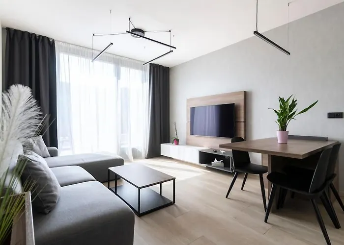 Spacious Top Floor Flat, Air Conditioning, Free Parking, 200Mb Wifi