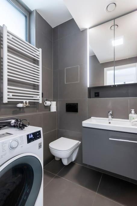Appartamento Spacious Floor Flat, Air Conditioning, Free Parking, 200mb Wifi