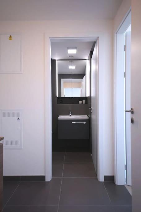 Spacious Floor Flat, Air Conditioning, Free Parking, 200mb Wifi Appartamento Praga