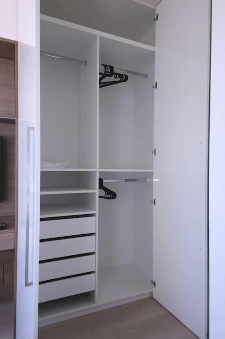 Spacious Floor Flat, Air Conditioning, Free Parking, 200mb Wifi Praga
