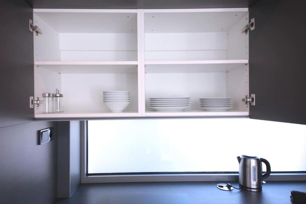 Spacious Floor Flat, Air Conditioning, Free Parking, 200mb Wifi