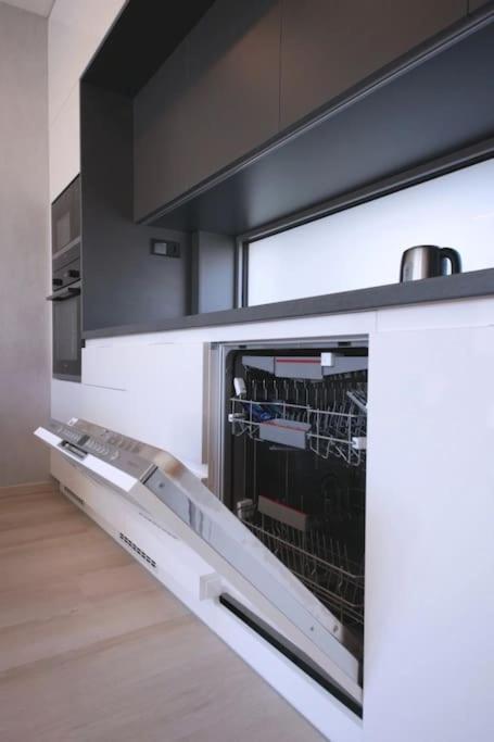 Spacious Floor Flat, Air Conditioning, Free Parking, 200mb Wifi Appartamento *