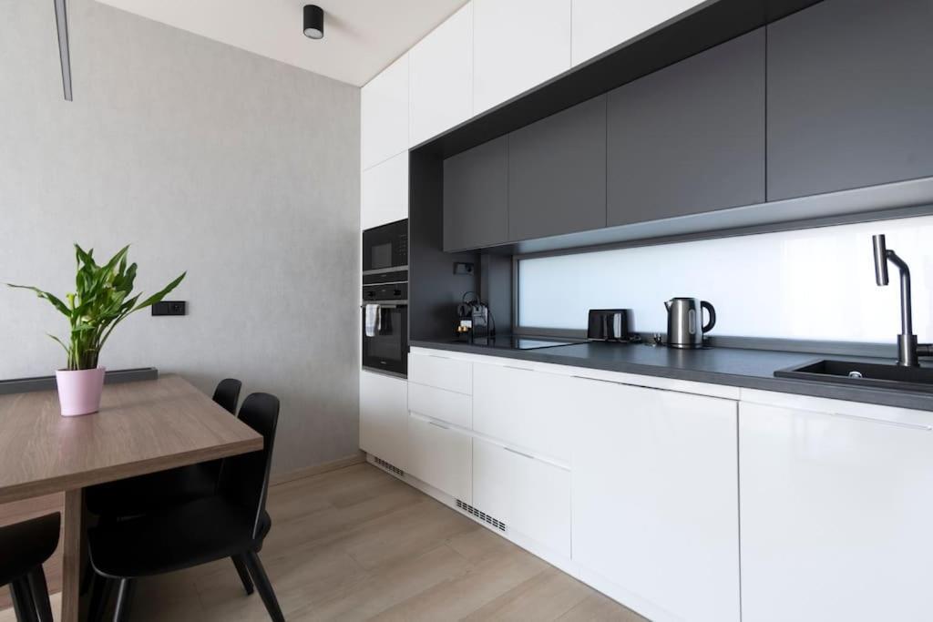 Appartamento Spacious Floor Flat, Air Conditioning, Free Parking, 200mb Wifi *