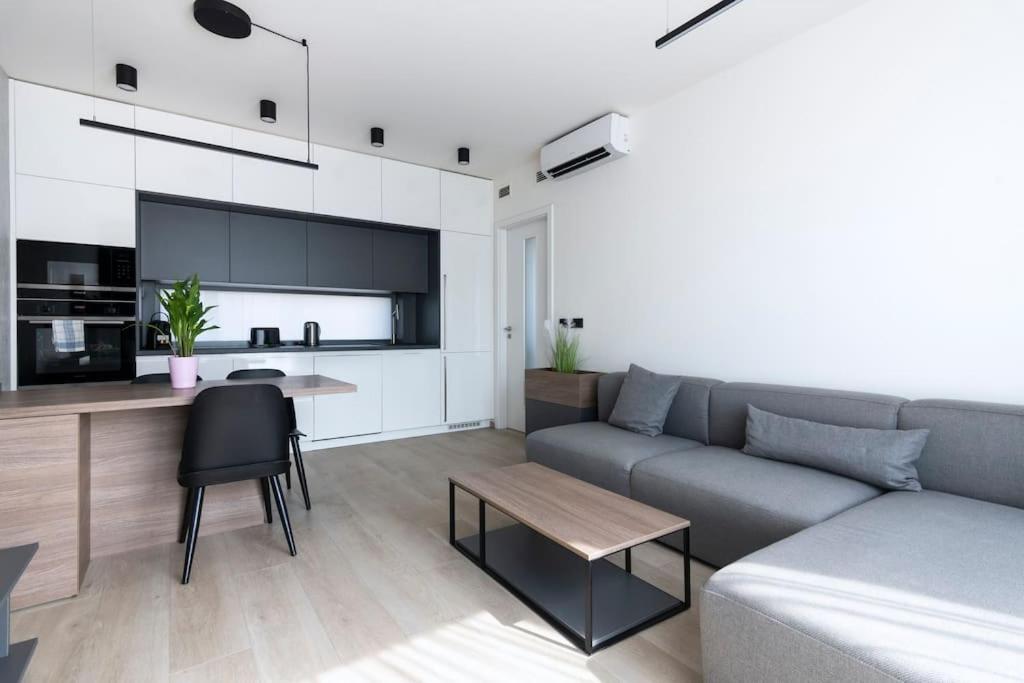 Spacious Floor Flat, Air Conditioning, Free Parking, 200mb Wifi