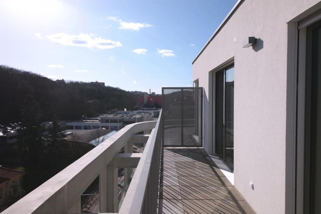 Spacious Floor Flat, Air Conditioning, Free Parking, 200mb Wifi Appartamento *
