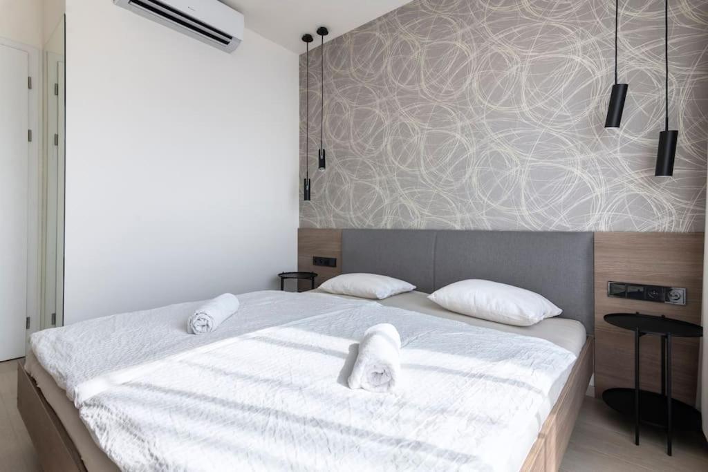 Appartamento Spacious Floor Flat, Air Conditioning, Free Parking, 200mb Wifi Praga