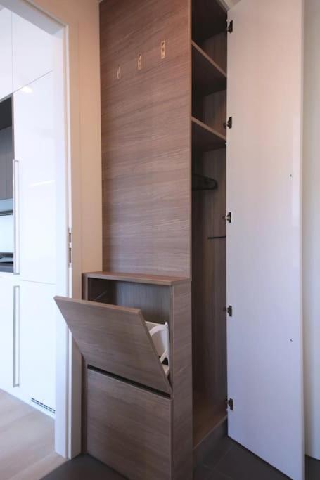 Spacious Floor Flat, Air Conditioning, Free Parking, 200mb Wifi