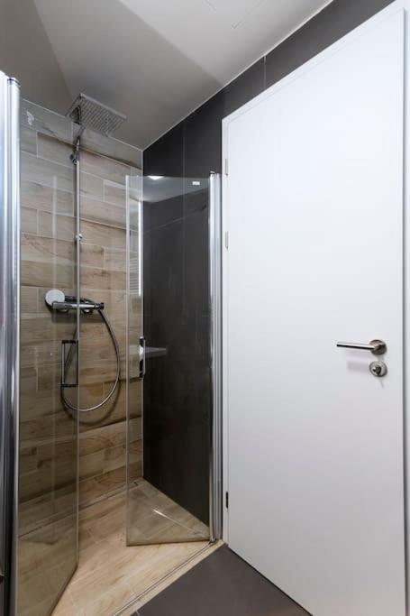 Spacious Floor Flat, Air Conditioning, Free Parking, 200mb Wifi Appartamento