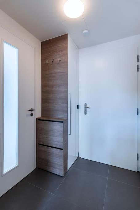 Spacious Floor Flat, Air Conditioning, Free Parking, 200mb Wifi Appartamento *