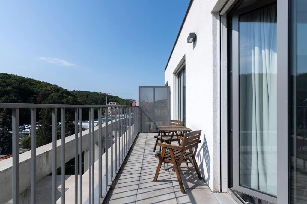 Spacious Floor Flat, Air Conditioning, Free Parking, 200mb Wifi *