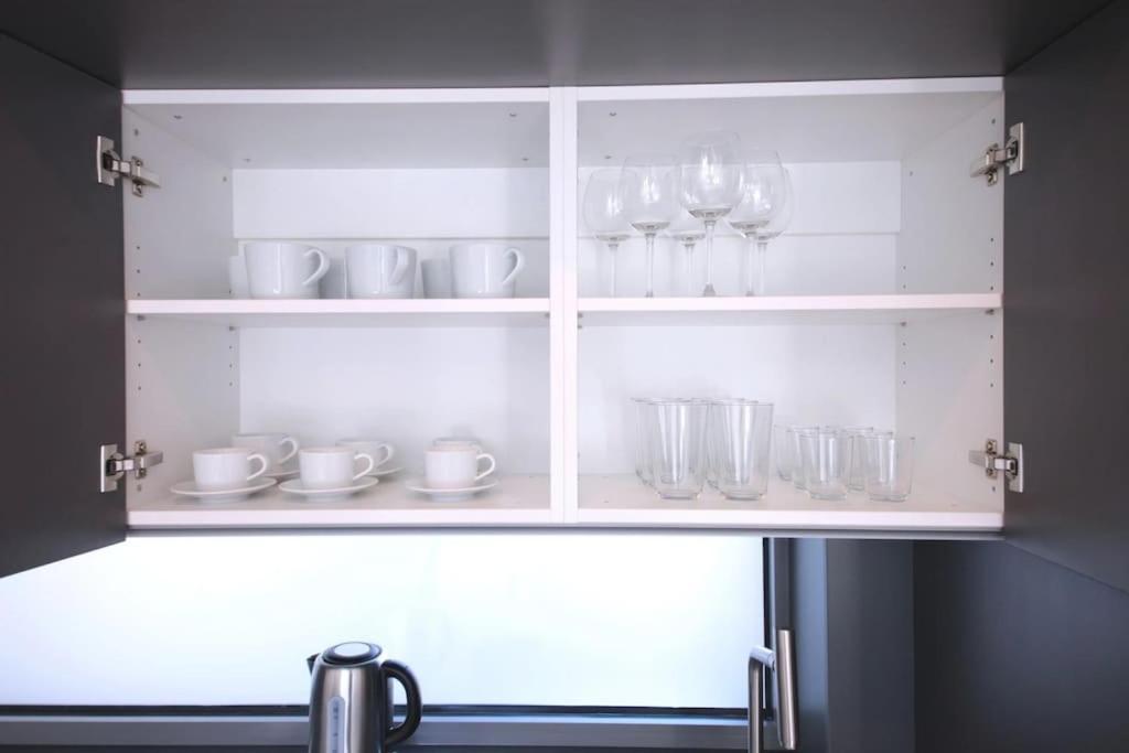 Spacious Floor Flat, Air Conditioning, Free Parking, 200mb Wifi