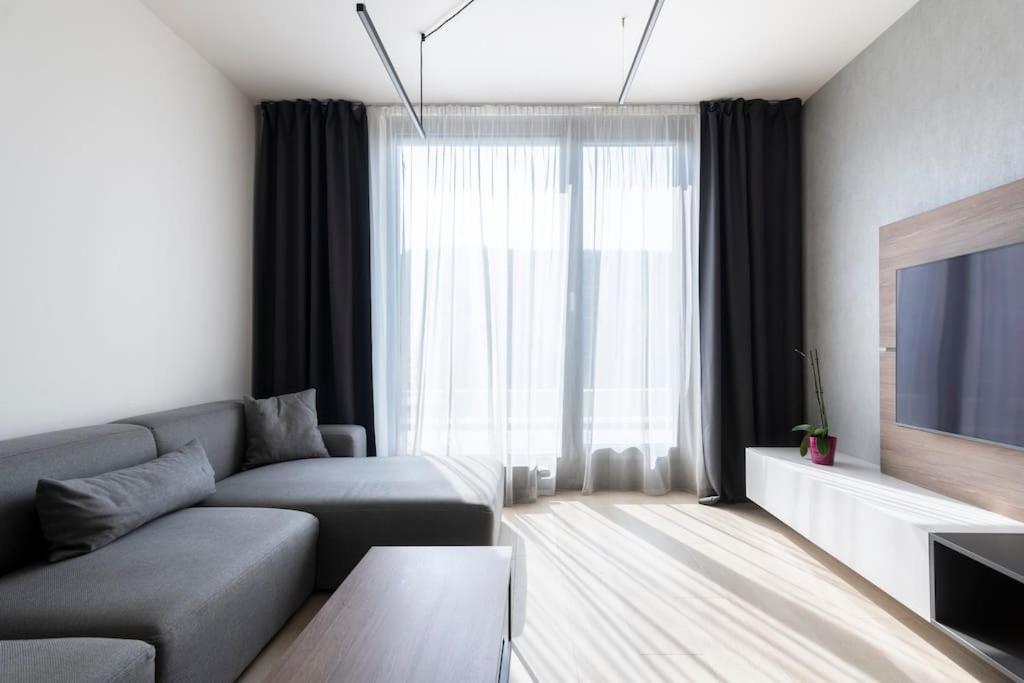 Spacious Floor Flat, Air Conditioning, Free Parking, 200mb Wifi Appartamento *