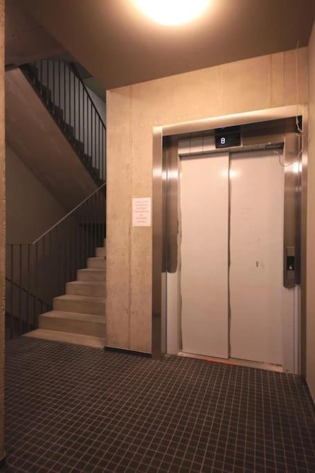 Appartamento Spacious Floor Flat, Air Conditioning, Free Parking, 200mb Wifi Praga