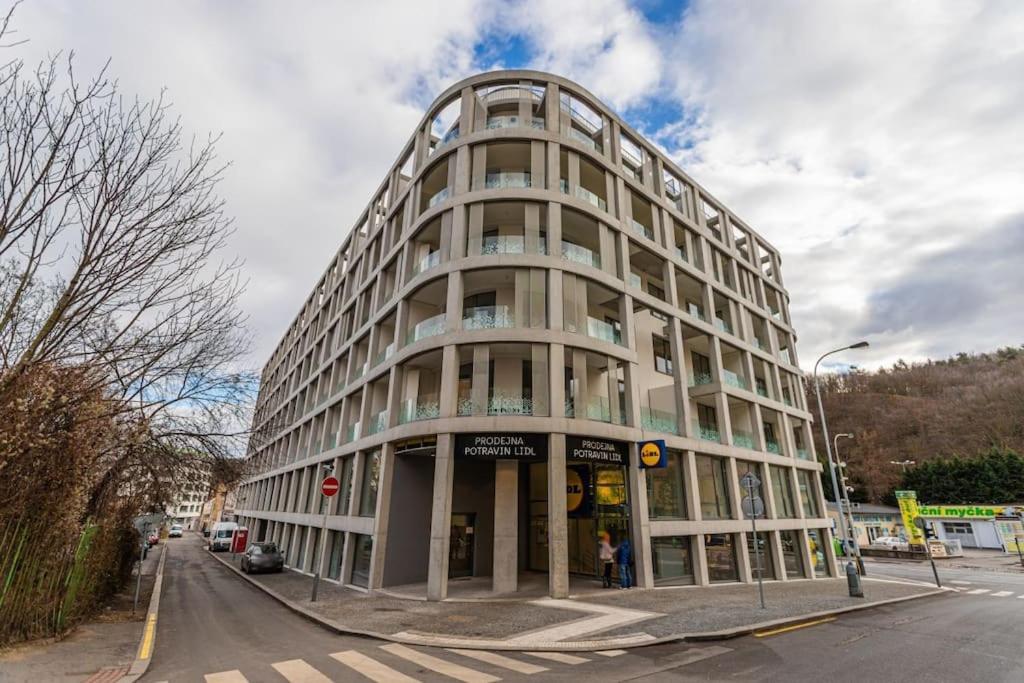 Spacious Floor Flat, Air Conditioning, Free Parking, 200mb Wifi Appartamento