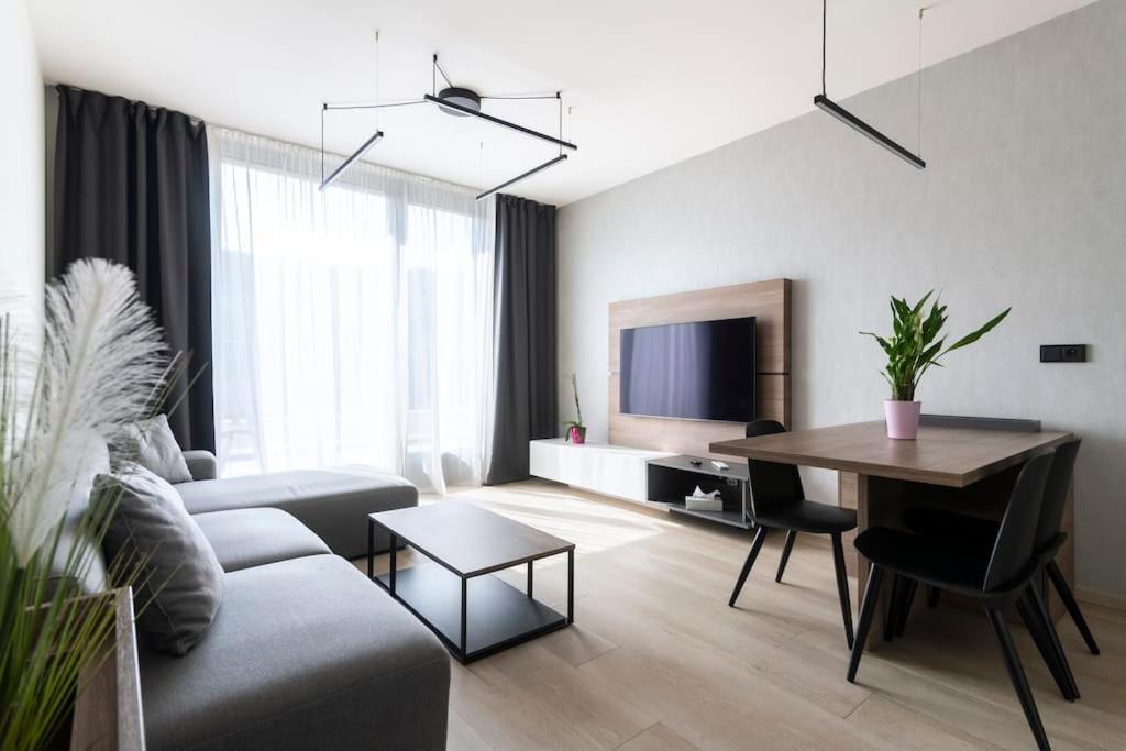 Spacious Floor Flat, Air Conditioning, Free Parking, 200mb Wifi Appartamento *